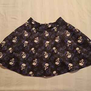 Hot Topic women's size Small skull and purple rose skirt with pockets, EUC
